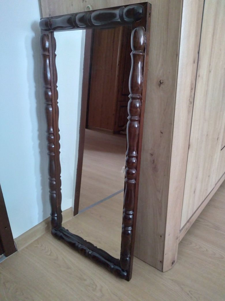 Lustro wiszące w drewnianej ramie 87×41