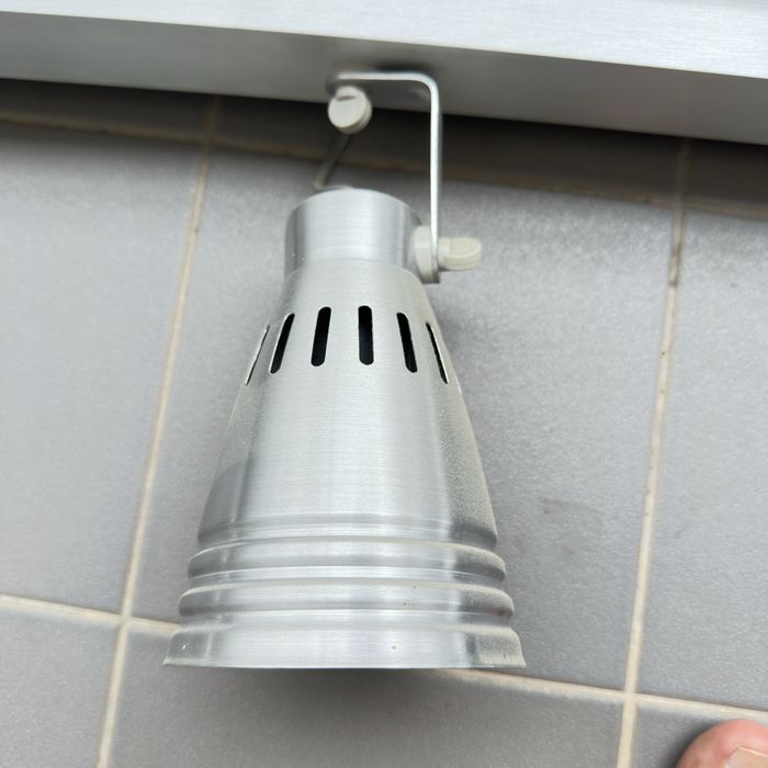 Candeeiros usados em bom estado cor cinza, nao inclui lampadas .