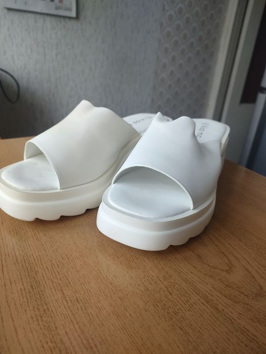 Продам шльопки білі