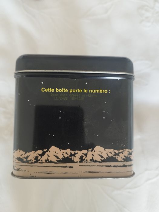 Caixa metálica da famosa banda desenhada de Tintim, Explorando a Lua.