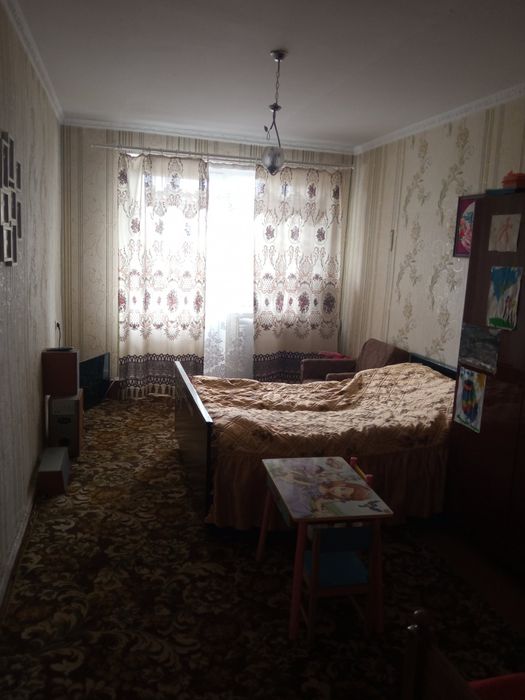 Продам трьохкімнатну квартиру у двоповерховому будинку