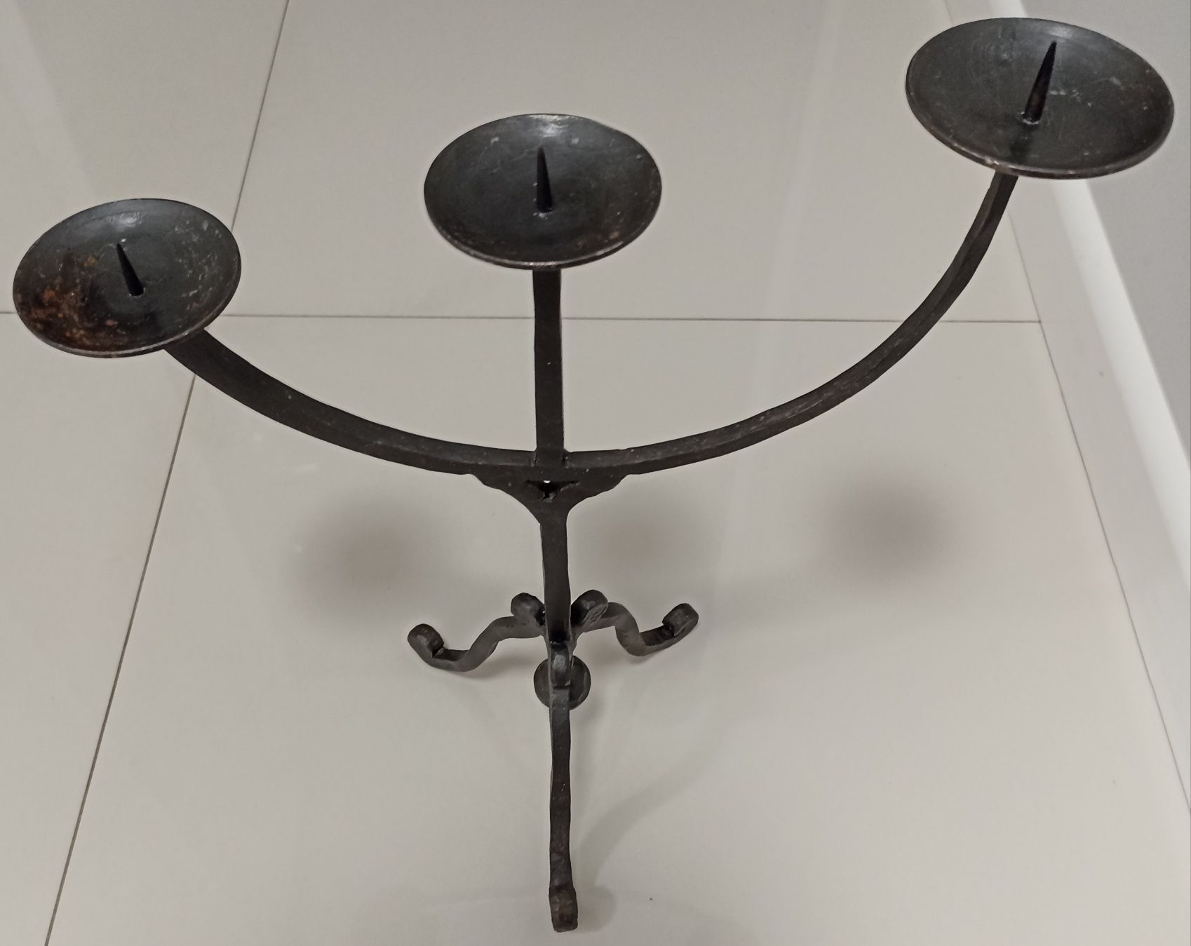 świecznik trójramienny metalowy ręcznie wykonany wys. 44 cm, 1,245 kg