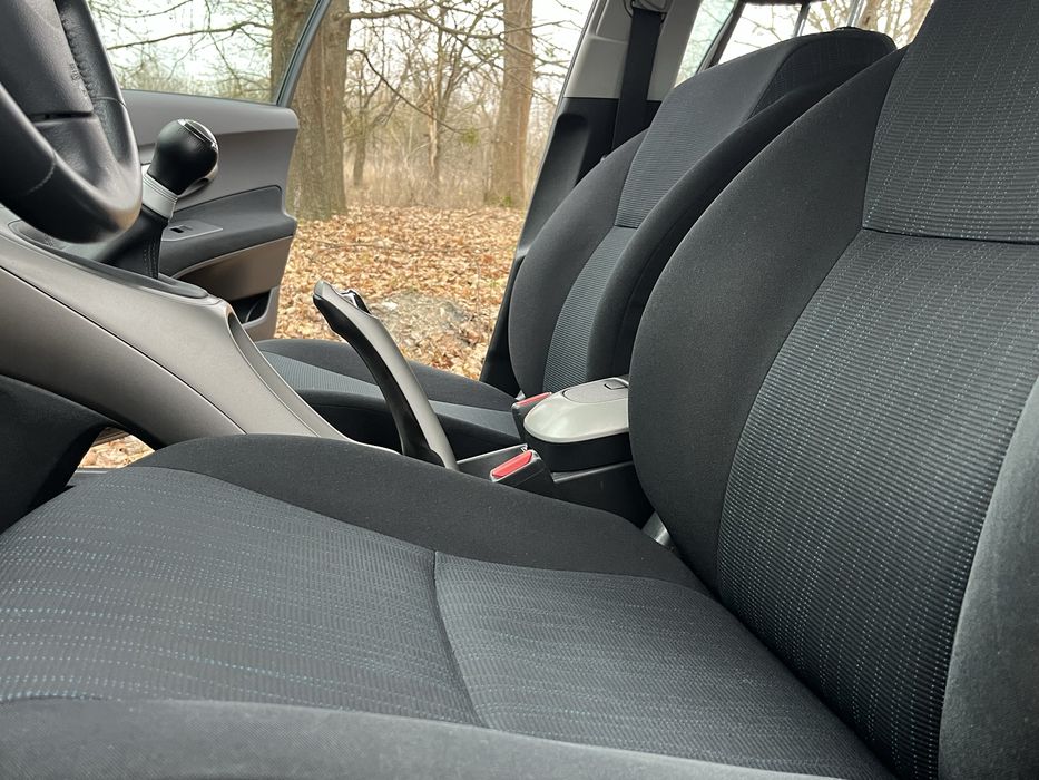 Тойота Auris 1.6 бензин