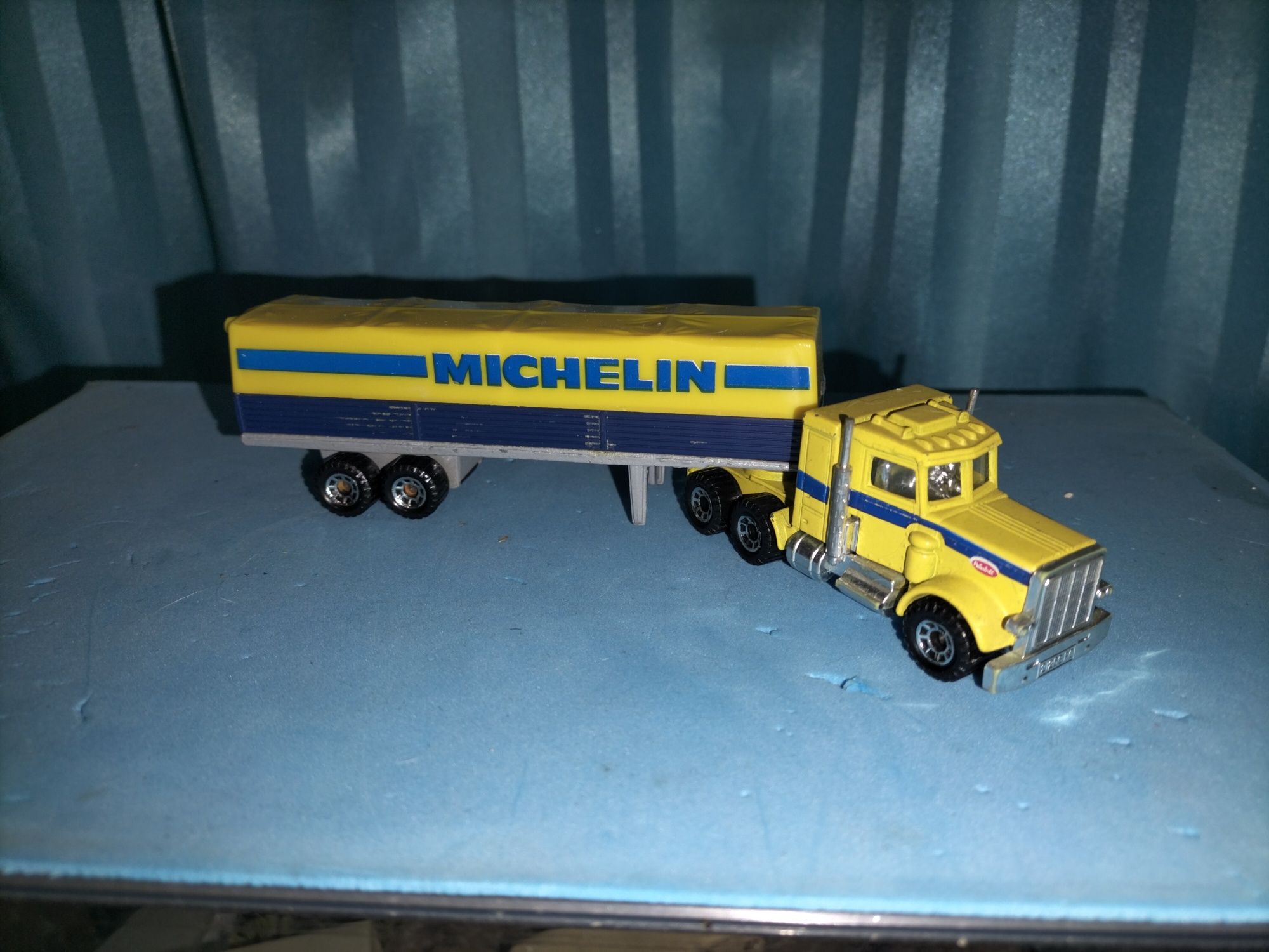 Camião matchbox Michelin