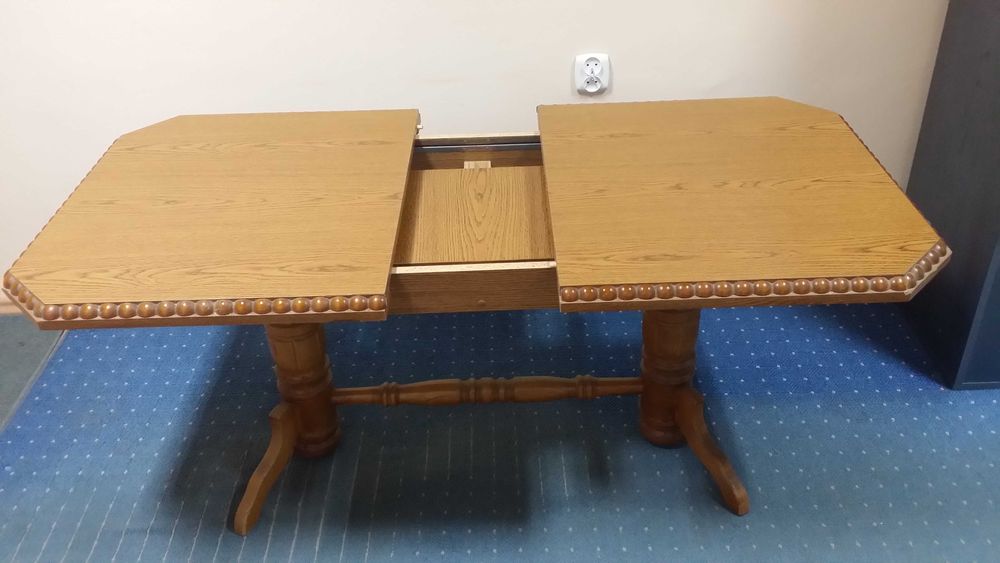 Stół rozkładany rzeźbiony podwyższany z PRL+ trzy krzesła