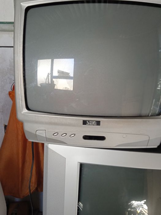 3 televisões antigas