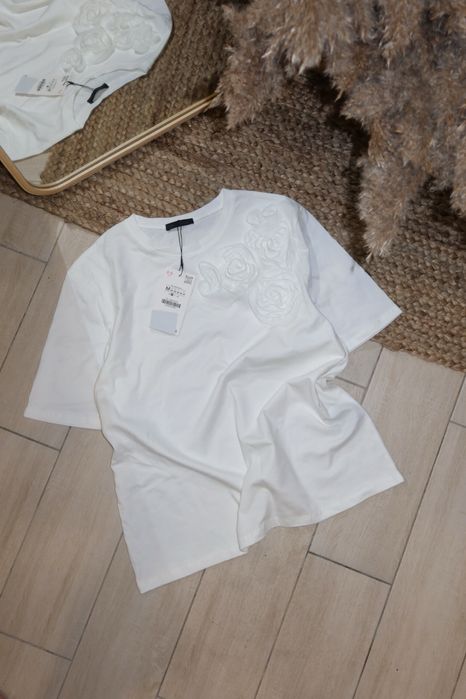 Футболка з обʼємними квітами, Zara