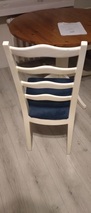 Krzesła stół okragly