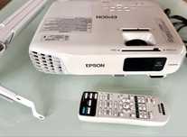 Projektor Epson wraz z ramieniem