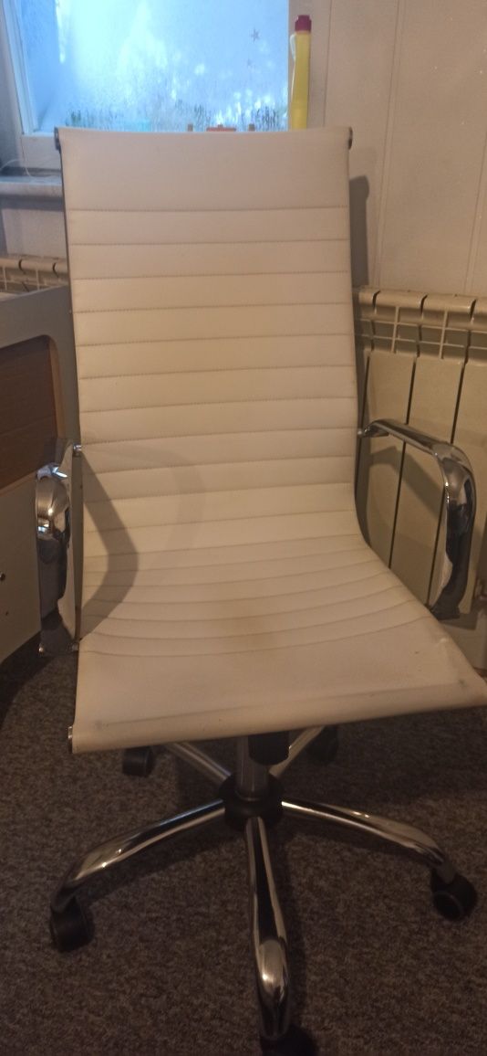 Fotel obrotowy biały