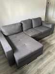 Sofá cinza , com chaise long e sofa cama com arrumacao