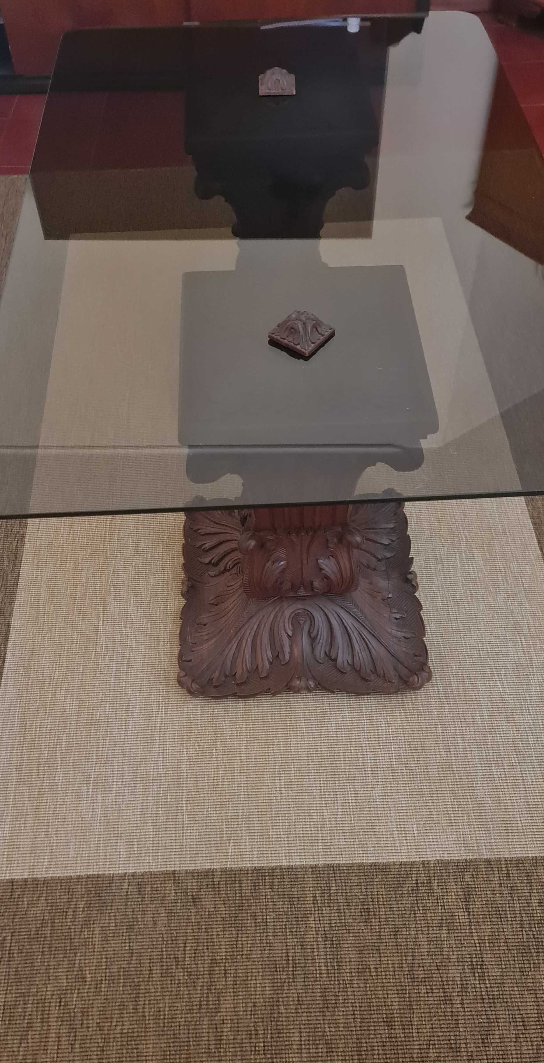 Mesa de centro - pés  de madeira e tampo vidro