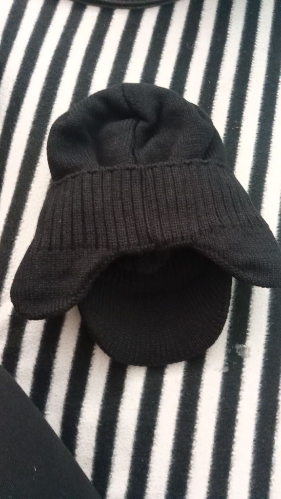 Gorro com pala e tapa-orelhas Preto