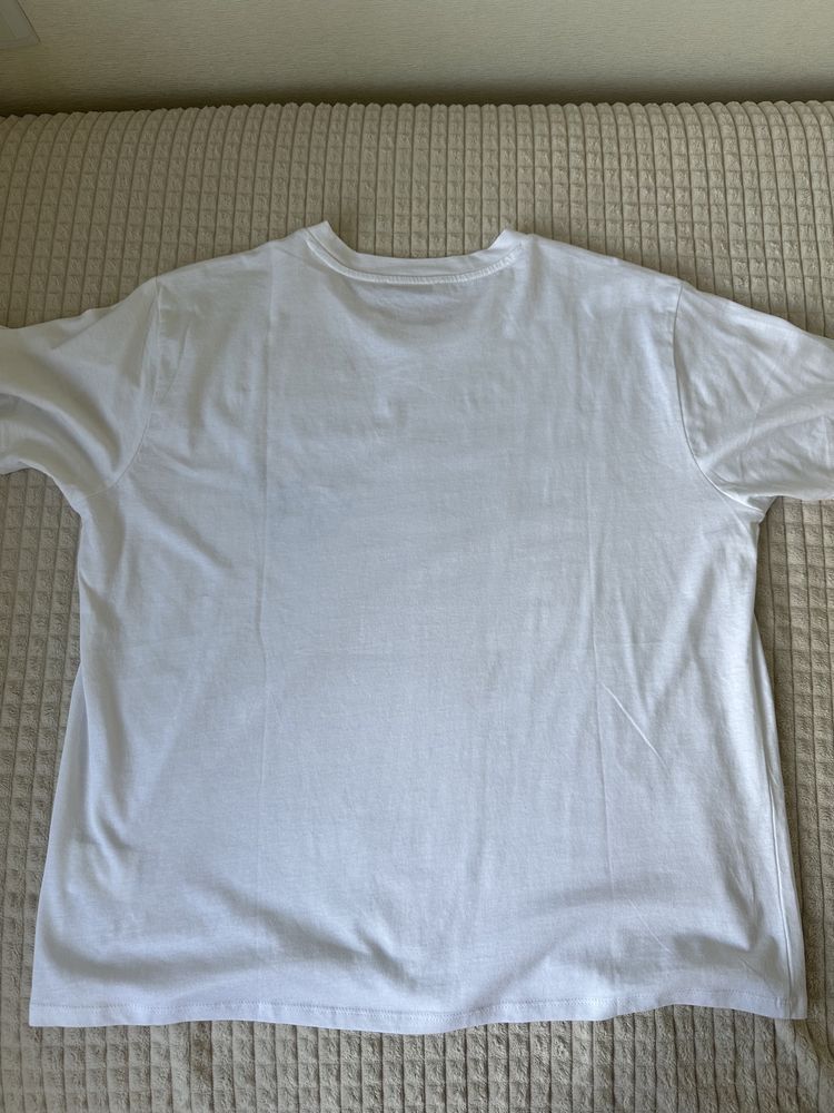 Біла футболка