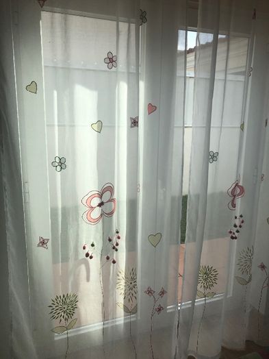 Cortinados e varão para menina