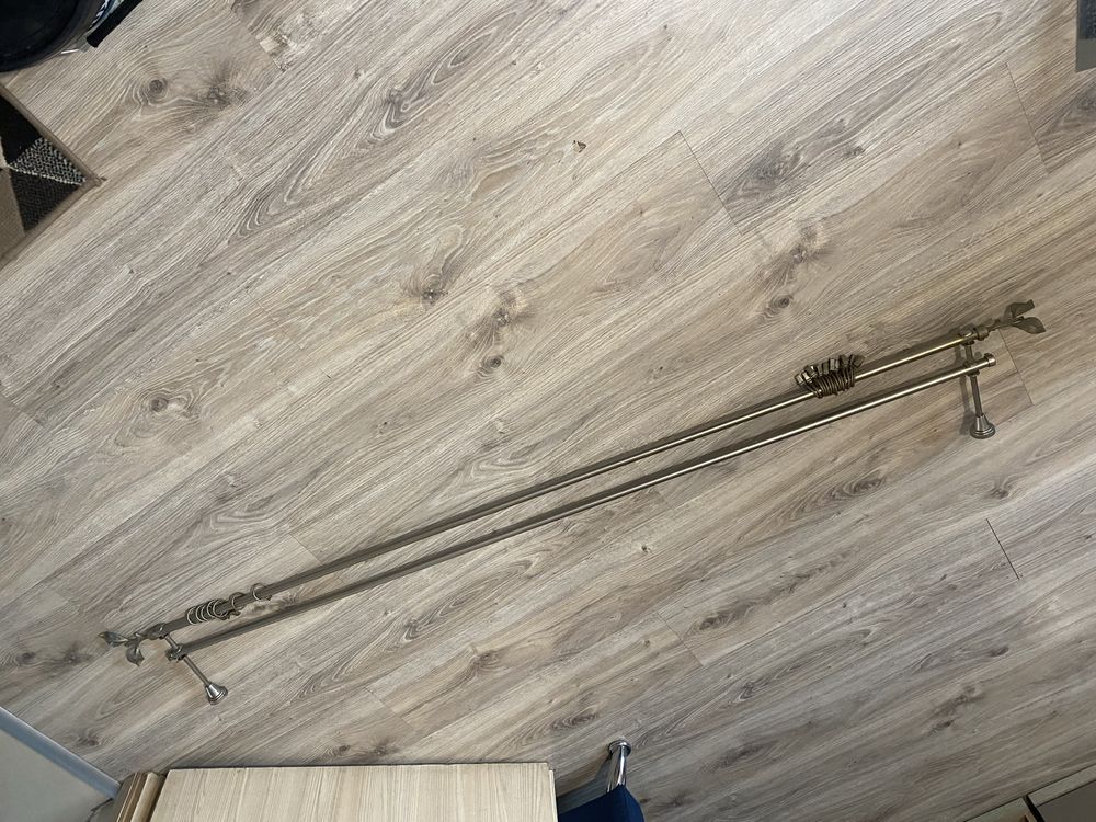 Dwa karnisze 160 cm plus ozdobne listki