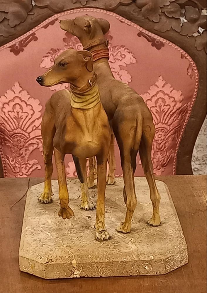 Escultura de casal de galgos em ceramica sobre pedra