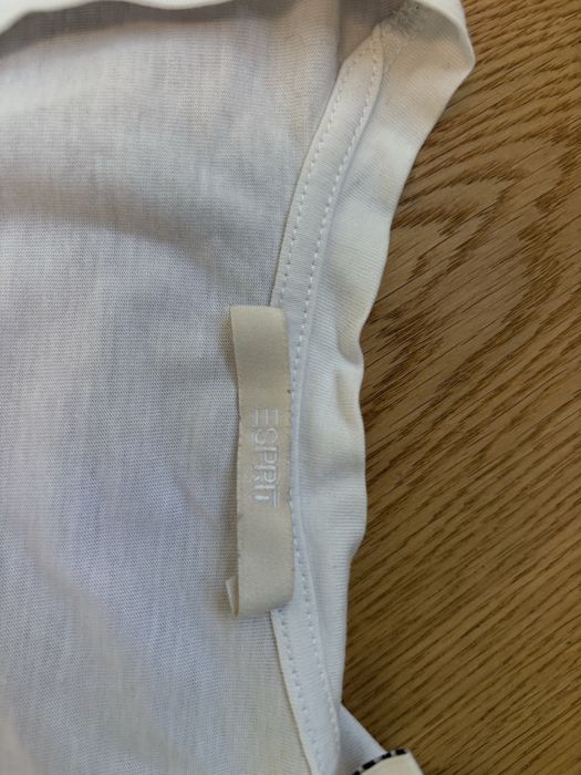 luźny krótszy tshirt