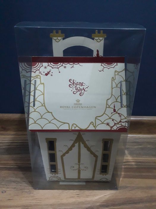 Royal Copenhagen świąteczny domek z 3 figurkami