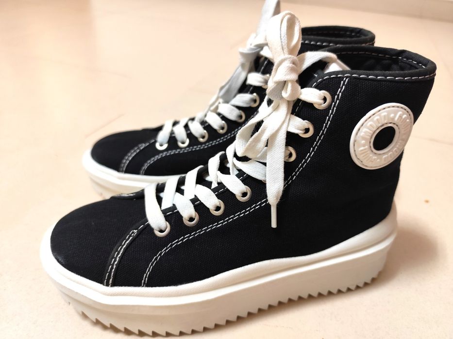 Sapatilhas pretas  com sola plataforma - Bershka (T. 35)