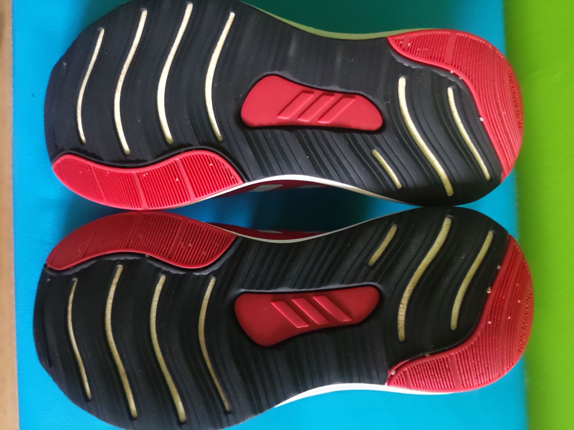 Adidasy czerwone. Rozmiar 33