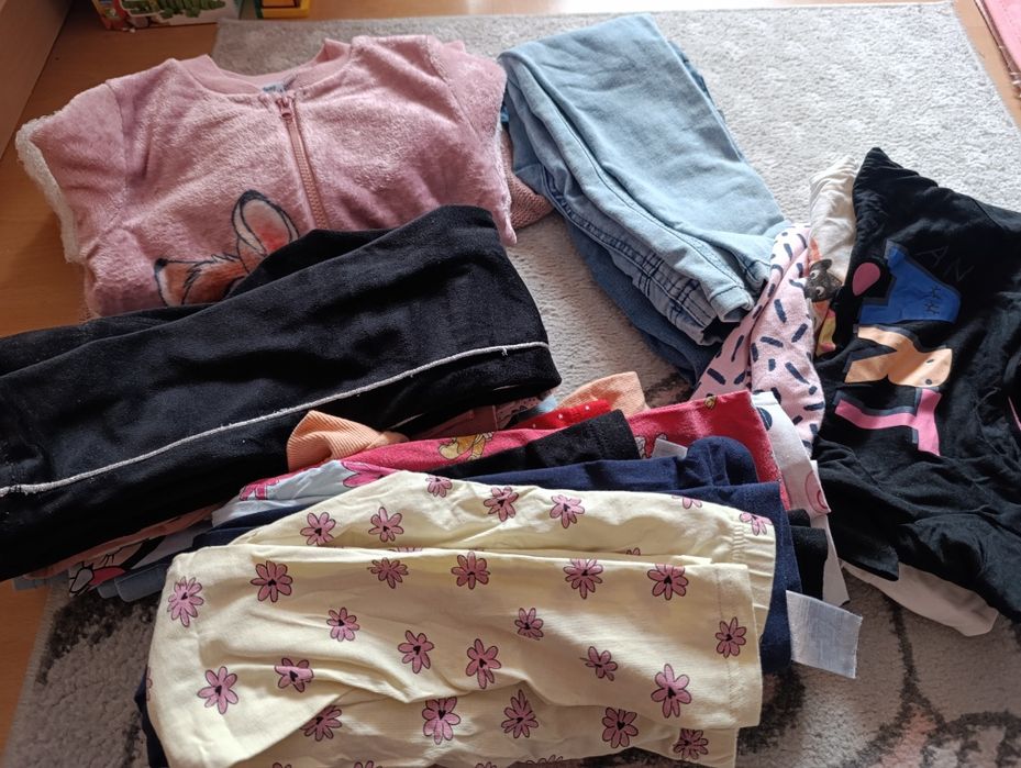 Paka ubrań dla dziewczynki 122/128, spodnie, leginsy, sweterki