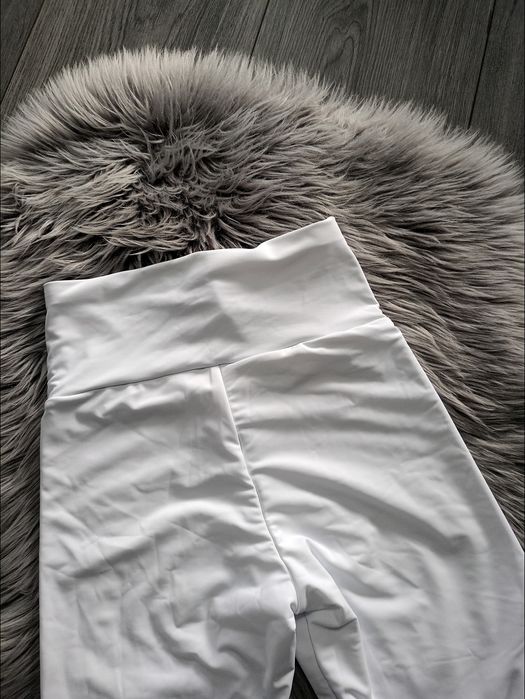 Białe legginsy złota klamra lycra