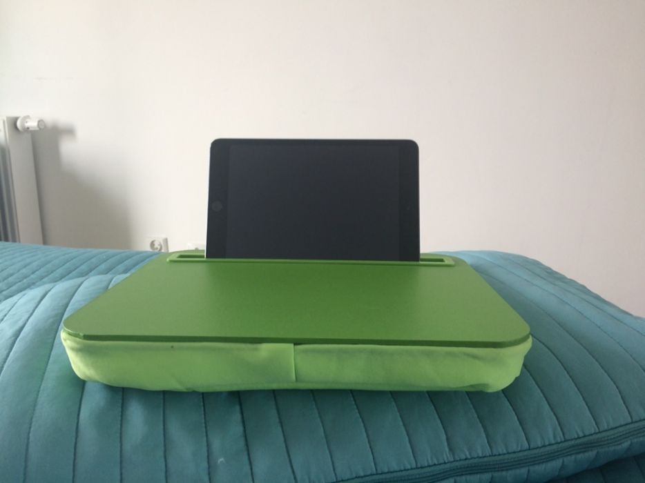 Podstawka pod tablet z poduszką i twardym stoliczkiem