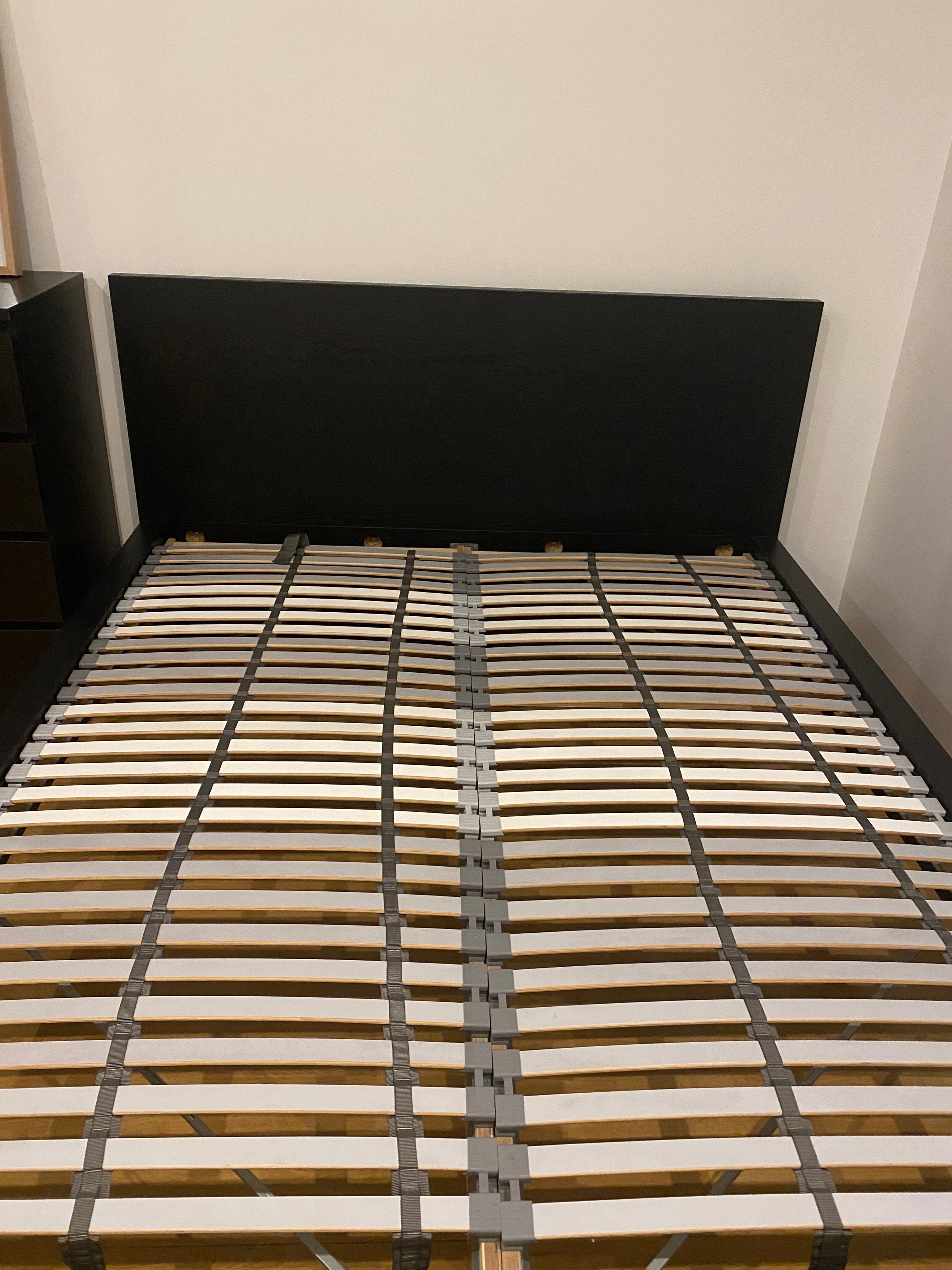 Cama de casal em preto ikea