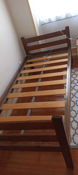 Cama de solteiro em pinho maciço escuro com estrado