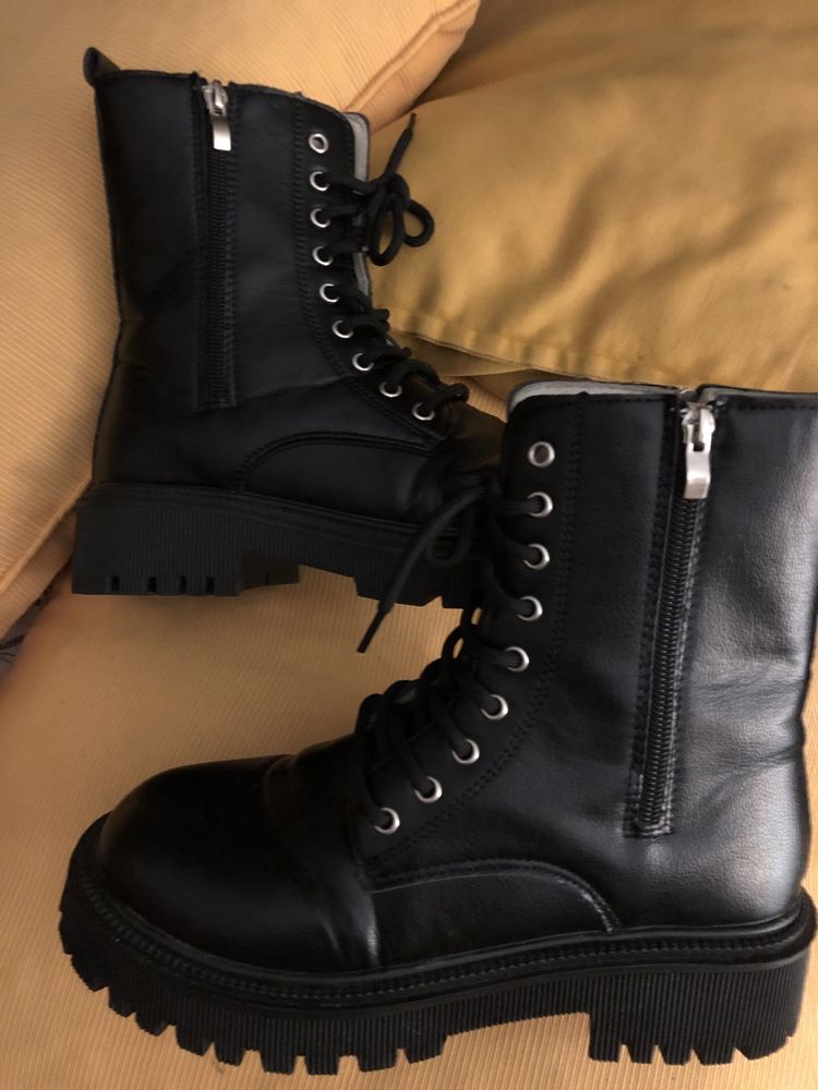 Botas com  atacadores e fechos laterais, usadas