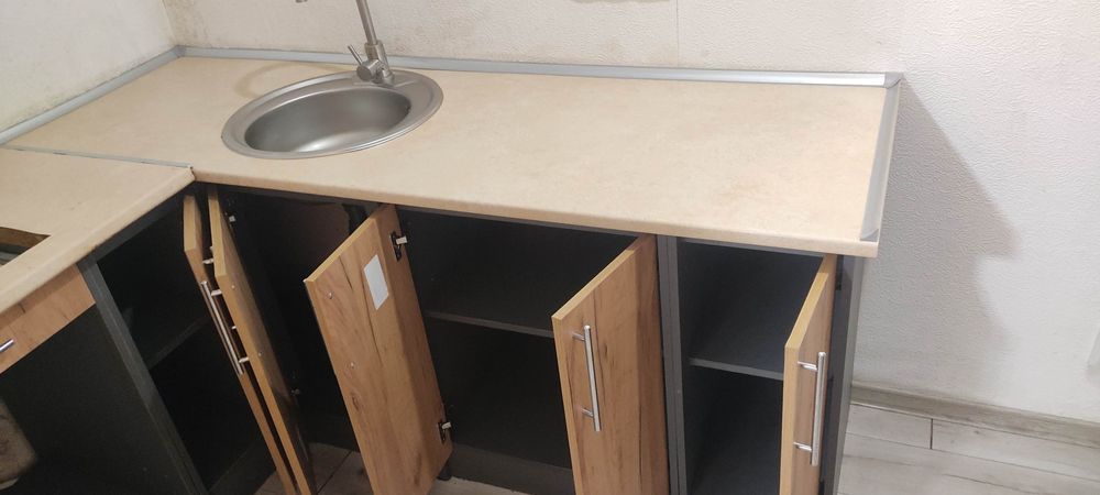 Продам кухню 180/190/85 глубина столешницы 60