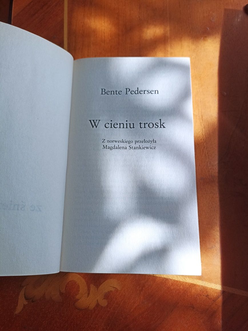 Bente Pedersen: W cieniu trosk (Raija ze)