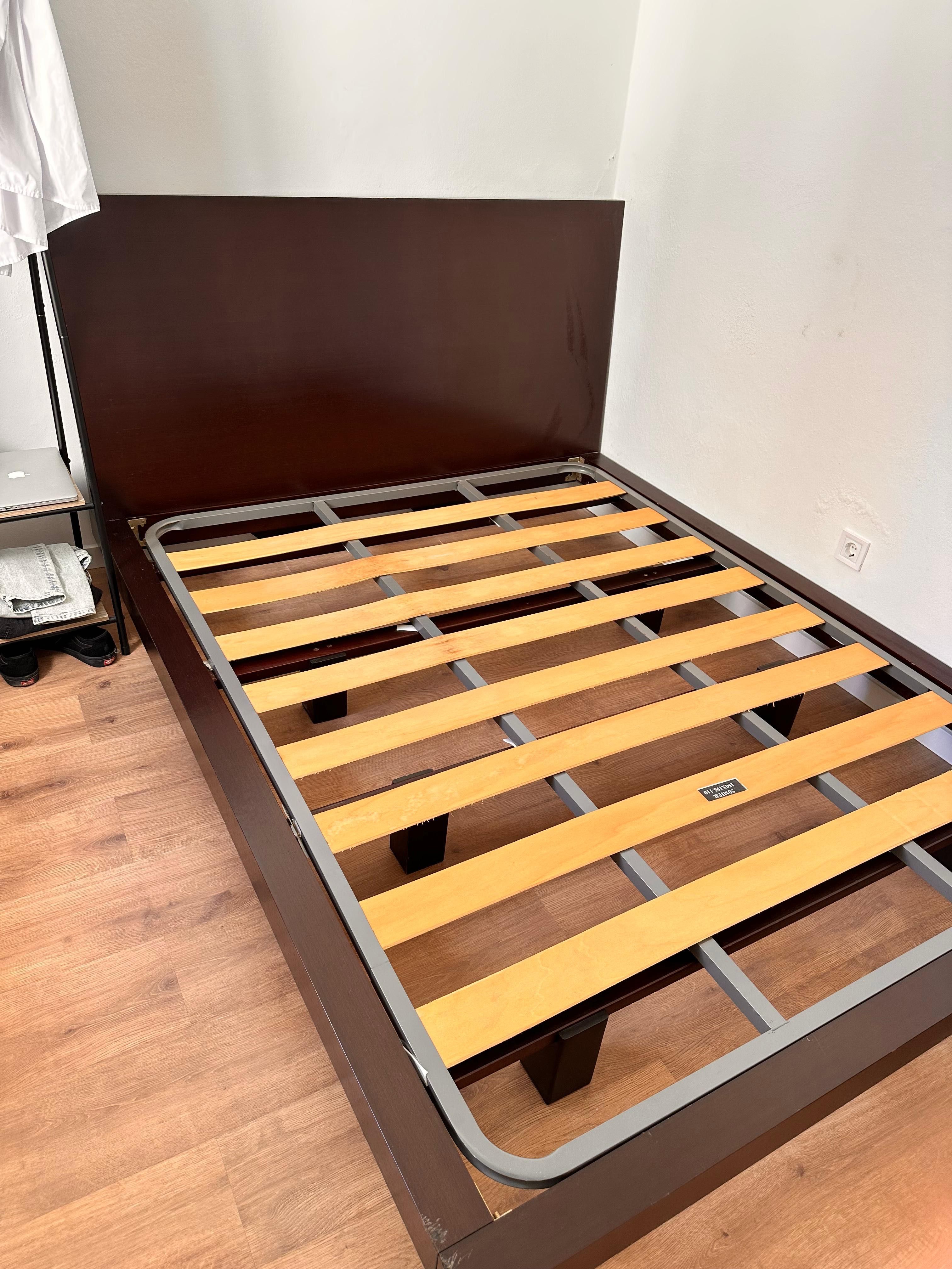 Cama de madeira com colchão