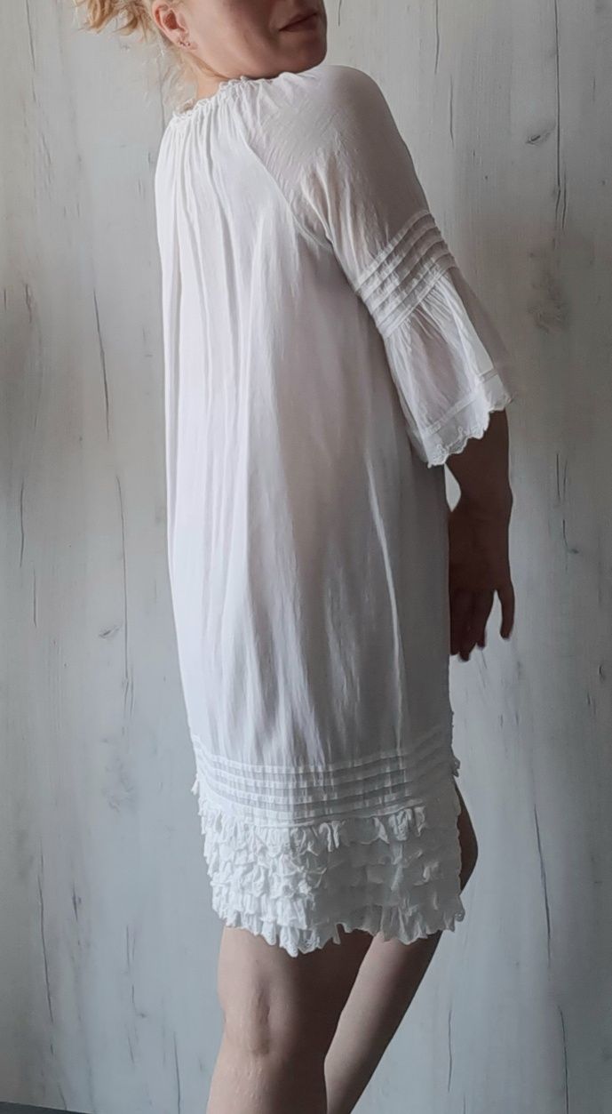 Biała sukienka z falbankami