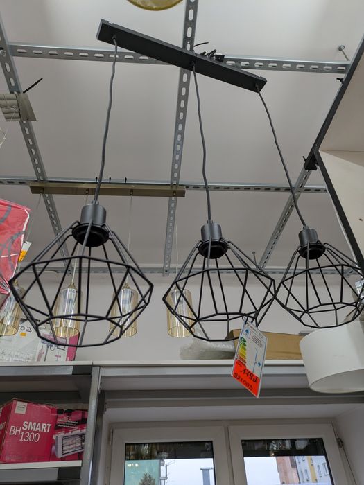 Lampa sufitowa trzy punktowa.