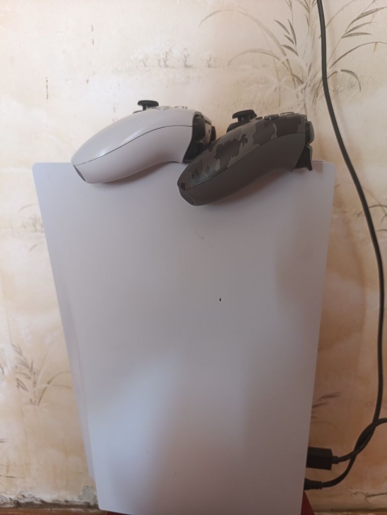 Продам ps 5 с аккаунтом и 2 джойстиками