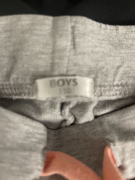 Spodenki dresowe z napisami rozmiar 110 cm