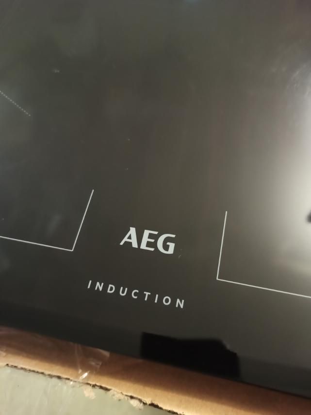 Індукційна варочна поверхня AEG