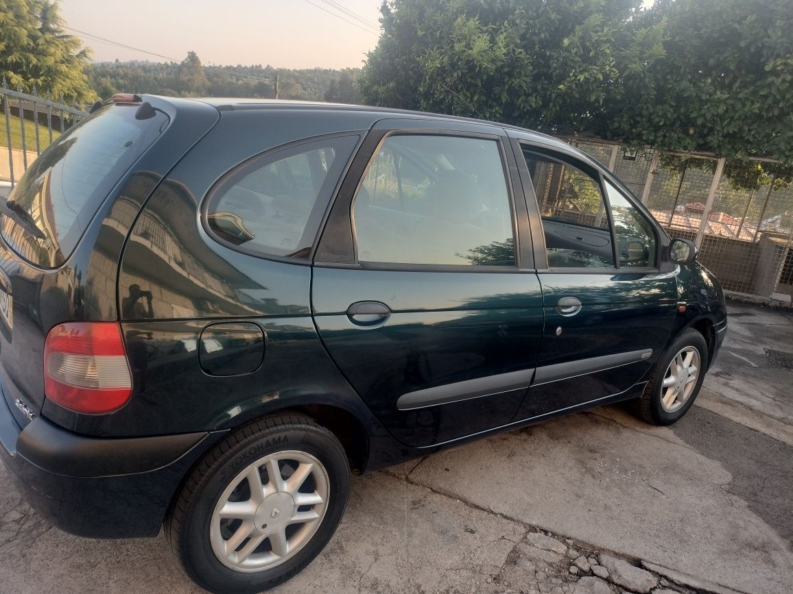 Renault Megane Scenic a gasolina com ar condicionado espaçosa e confor