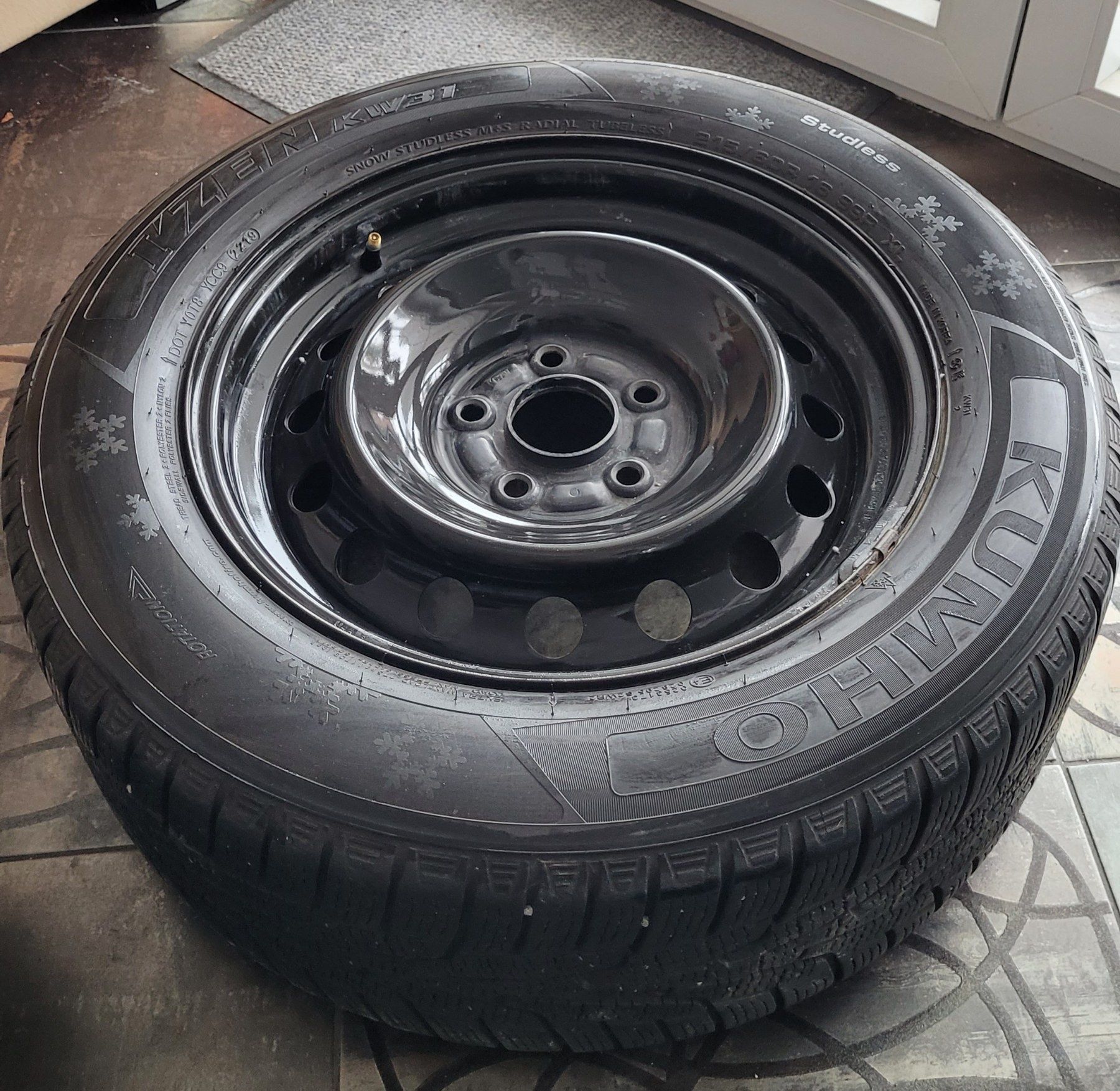 Зимние шины Kumho I'zen KW31 235/60 R16 99R / колеса / колпаки Honda о