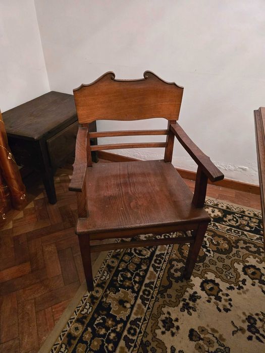 Conjunto de mobília de sala de jantar - mesa, cadeiras, aparadores