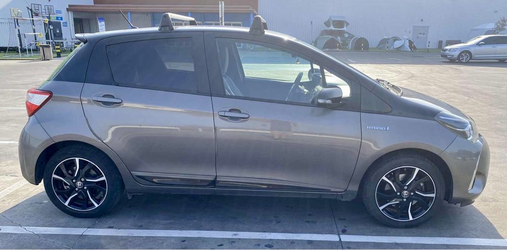 Toyota Yaris Hibrido Square Collection