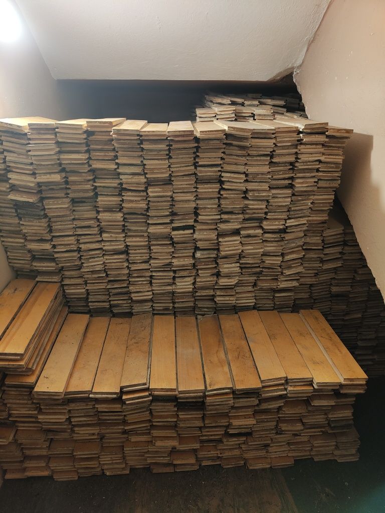 Parkiet z demontażu w dużym domu (łącznie ponad 100 m2)