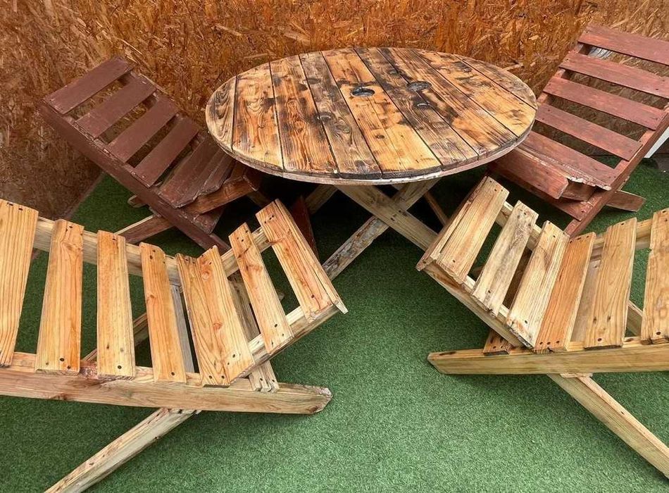 Artesanato , mesa com 4 cadeiras rebativeis