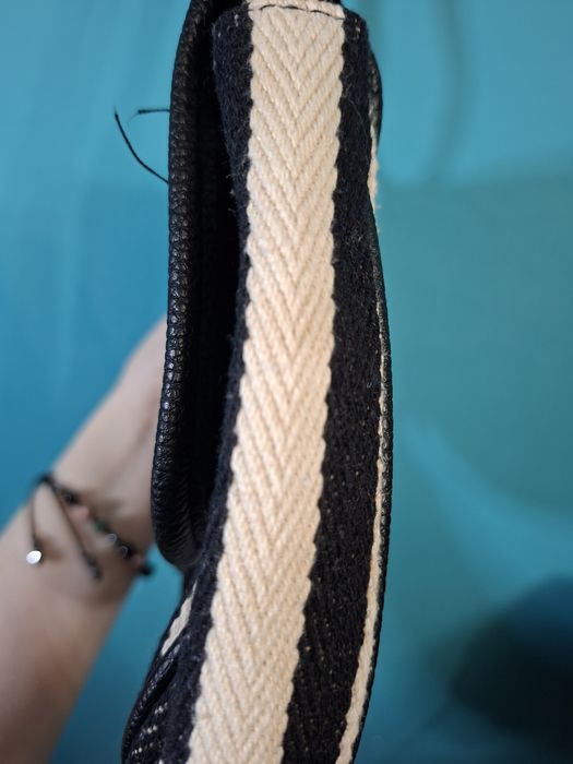 Mała czarnobiała torebka w paski Avon