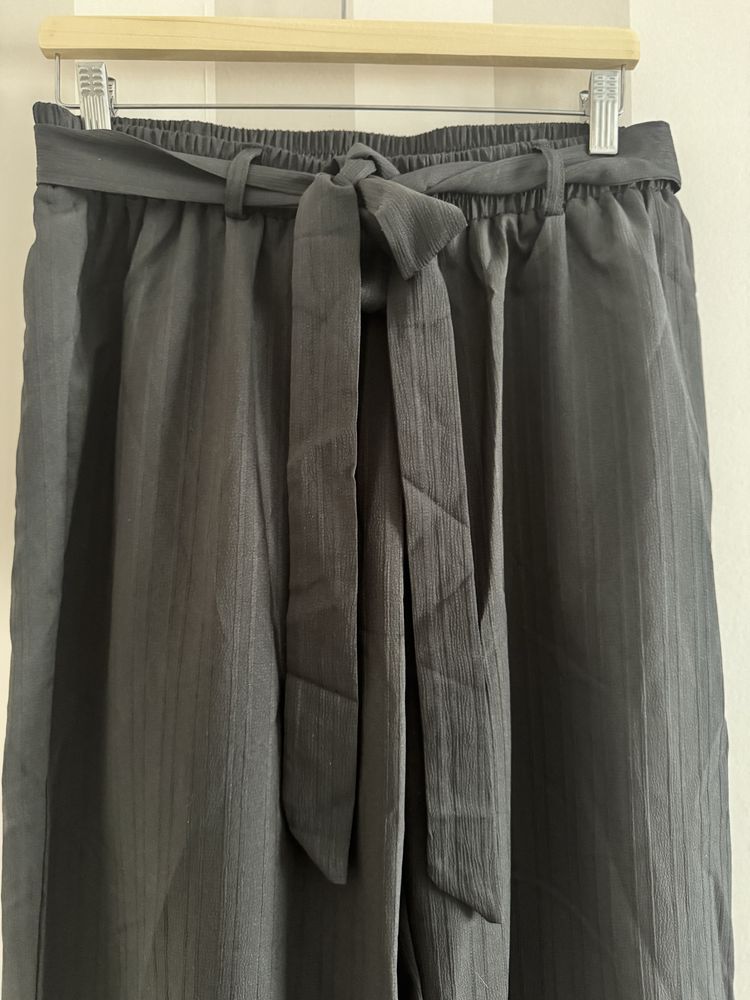 Calça Preta / Riscas - Shein - Tamanho 0XL