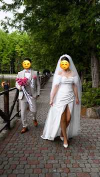 Весільна сукня з пірʼям