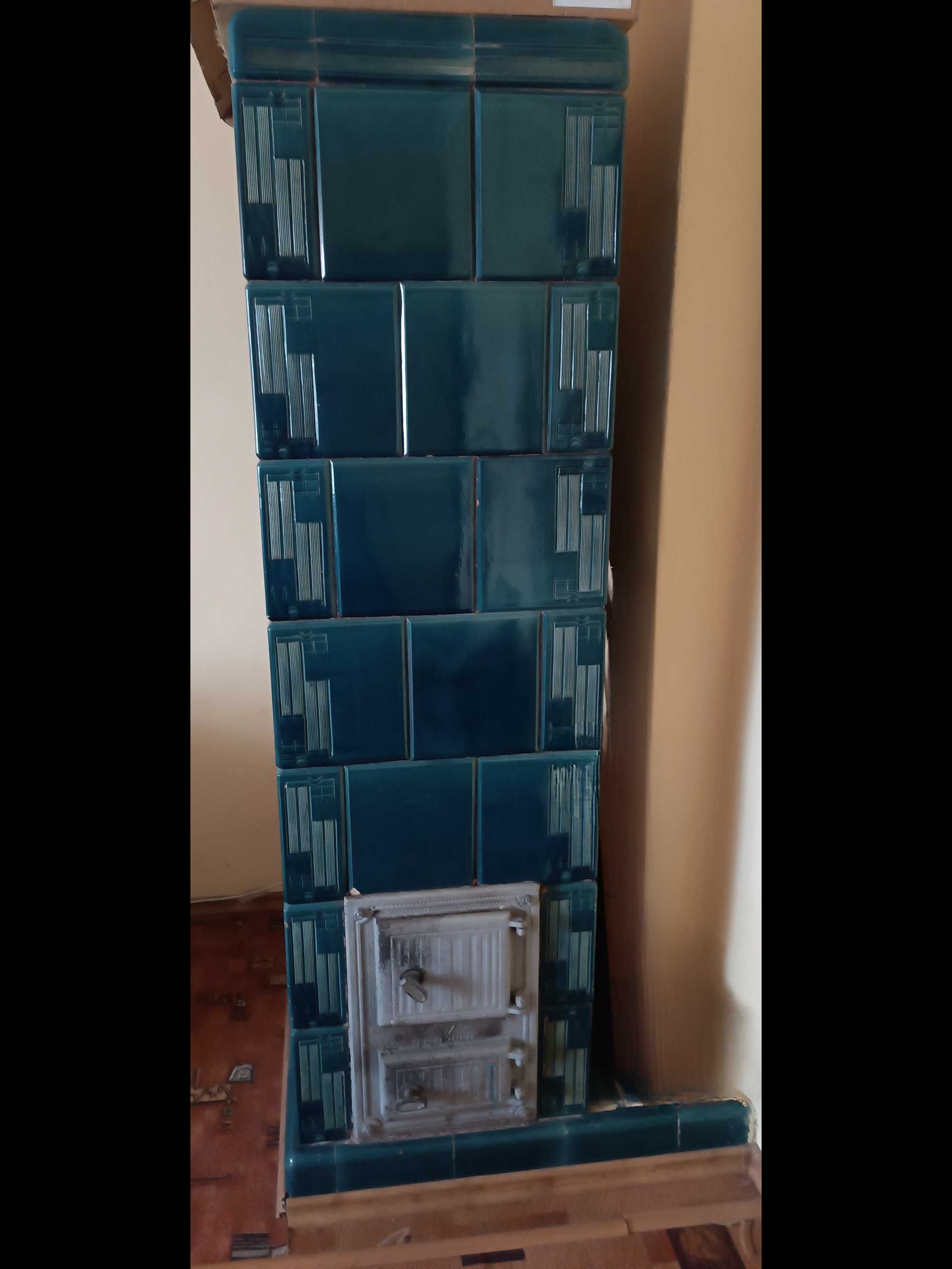 Piec kaflowy z żeliwnymi podwójnymi drzwiami, kolor morski niebieski