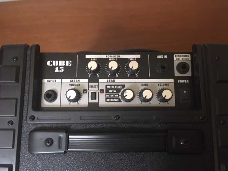 Amplificador de guitarra Roland em bom estado